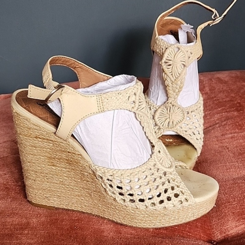 Lucky Brand, size 10M (fits closer to 9), off white knit with leather innersole.